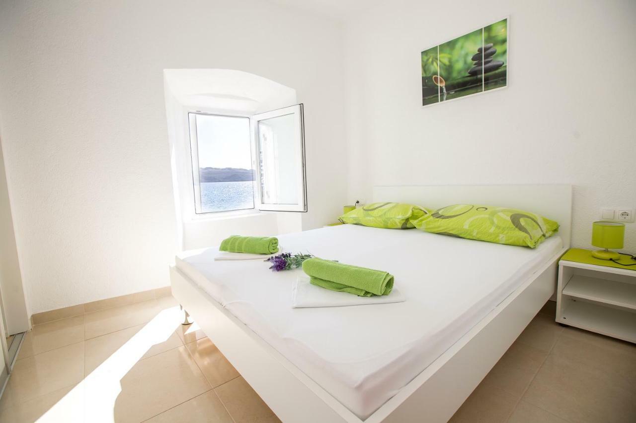 Apartmani Cindric Karlobag Exterior photo
