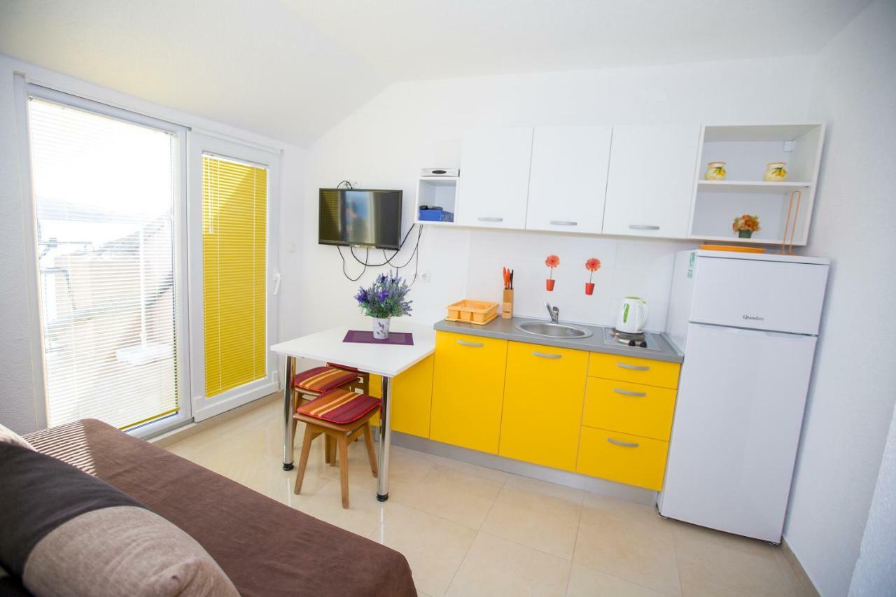 Apartmani Cindric Karlobag Exterior photo