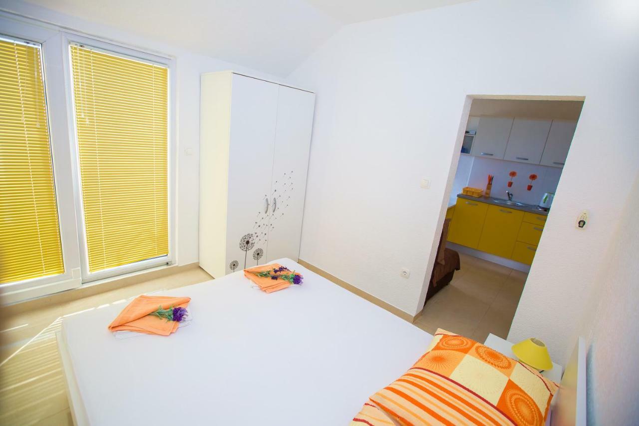 Apartmani Cindric Karlobag Exterior photo